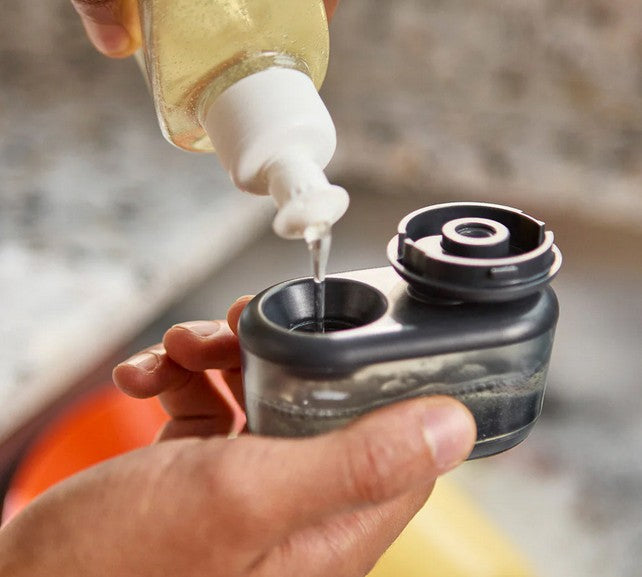 BROSSE A VAISSELLE AVEC RESERVOIR skintech