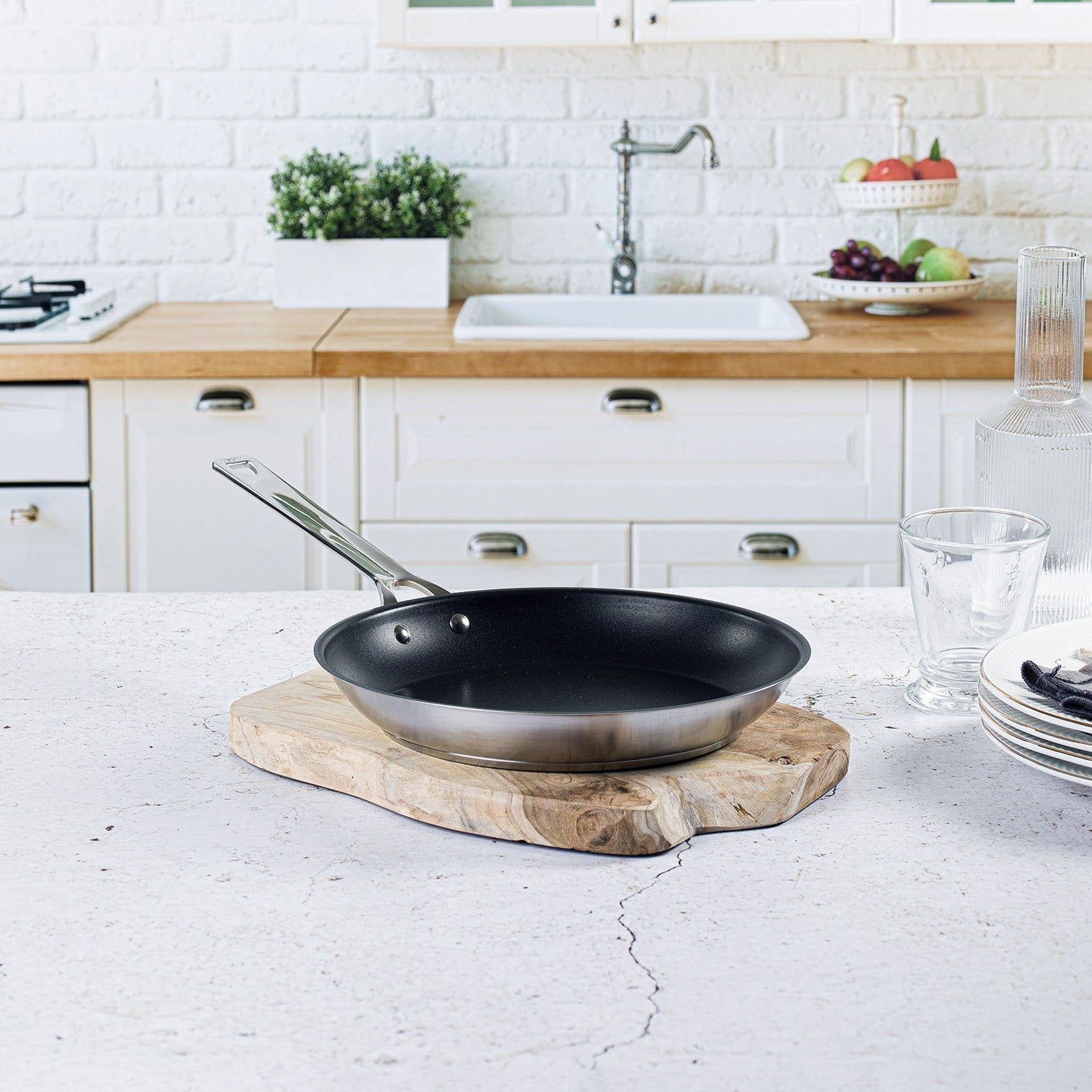 1826 POELE INOX ET REVETEMENT ANTI ADHESIF  AVEC POIGNEE